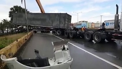 Remolque camión en autopista Las Américas