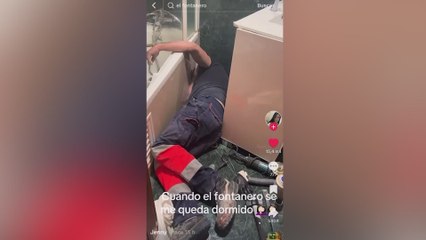 Un fontanero se quedó dormido en mitad de un trabajo y se hace viral