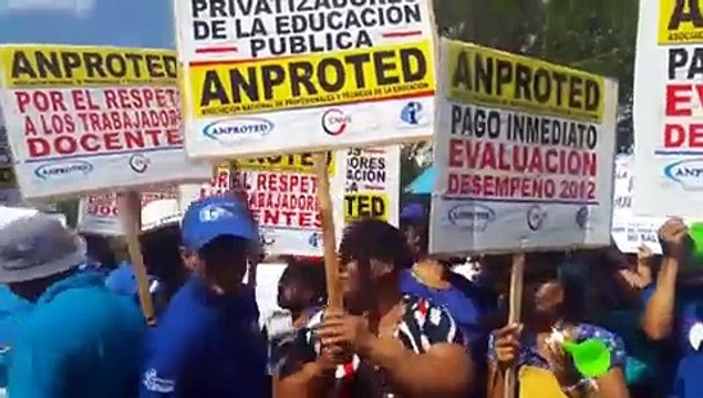 Docentes se manifiestan frente al Ministerio de educación demandando incentivos