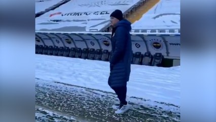 Mourinho karlar altındaki stadı gösterdi: 'Kayak için mükemmel'