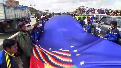 Despliegan enorme bandera en Bolivia para demandar salida al mar
