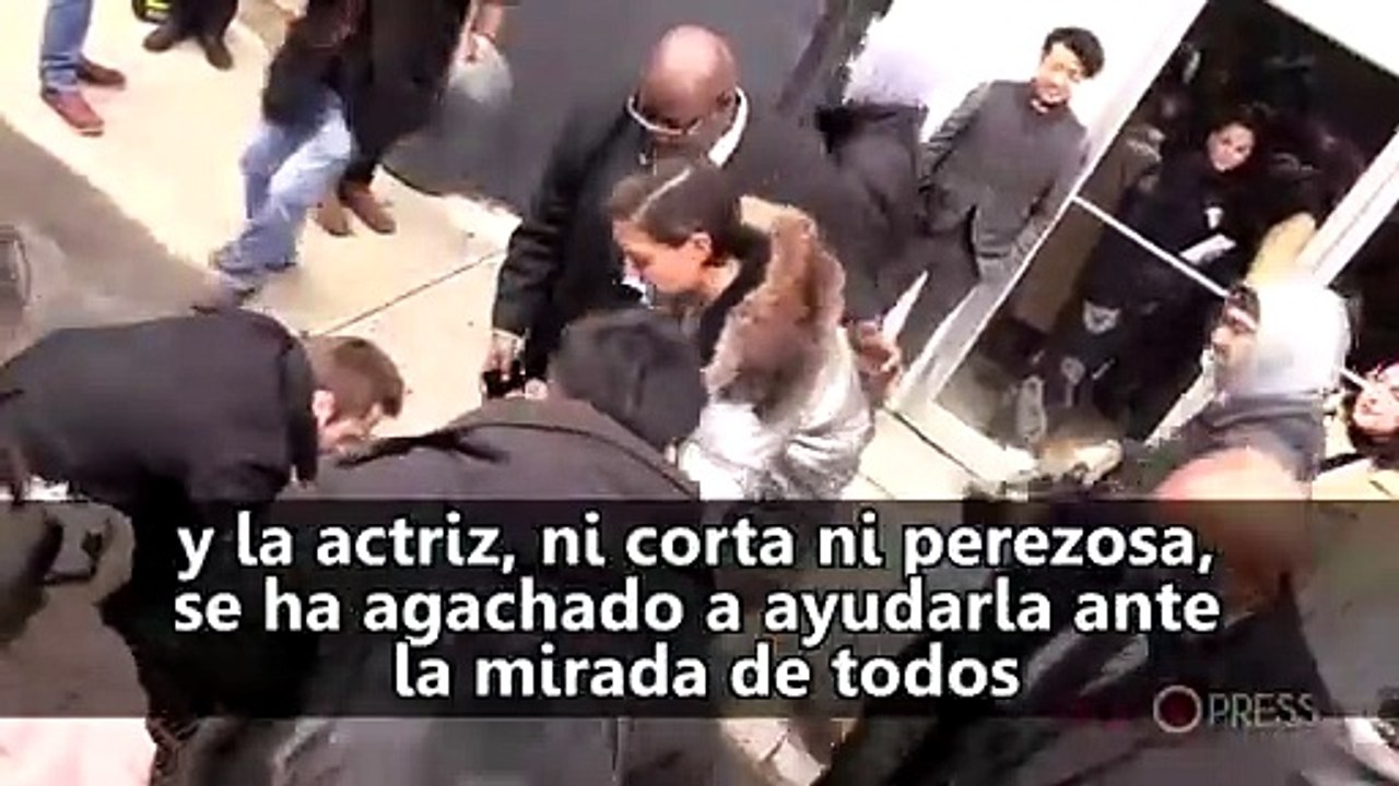 Katie Holmes ayuda a levantarse a una fan con muletas