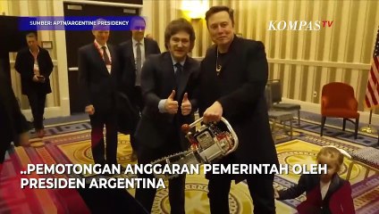 Momen Elon Musk Angkat Gergaji Mesin, Terima Hadiah dari Presiden Argentina