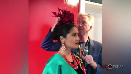 Salma Hayek es Frida con su tocado de rosas de Philip Treacy