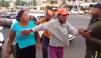 Mujer agrede un agente de AMET