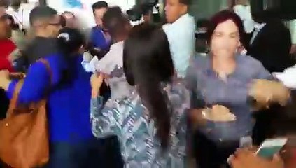 Familiares de hombre acusado de matar a su padre agreden a periodista