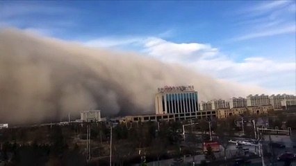 Una violenta tormenta de arena golpea a una ciudad china