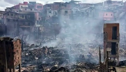 Incendio devora barrio pobre de Manaos, Brasil