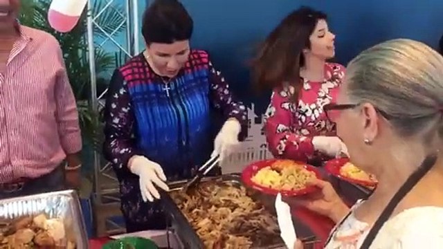 Margarita Cedeño sirviendo almuerzo en actividad