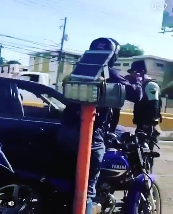 Hombres armados obligan a agente DIGESETT a dejar ir hombre que tenía detenido