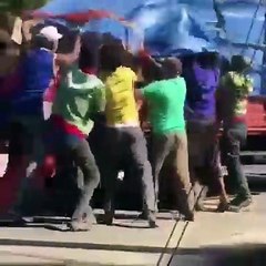 Hombres saquean camión lleno de cajas navideñas