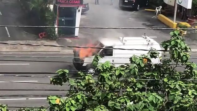 Camioneta se incendia en la avenida Abraham Lincoln