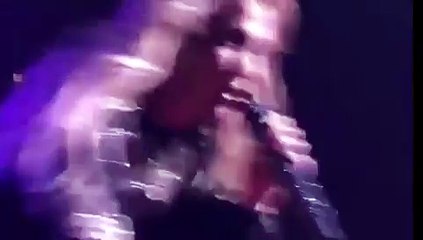 Pequeña caída de JLo durante concierto en Las Vegas