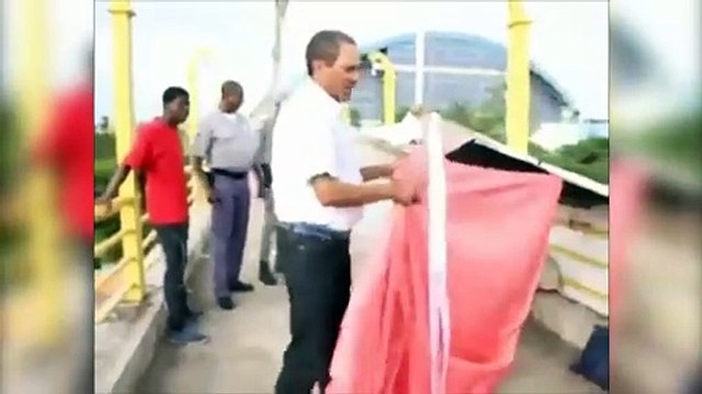 Gobernador de La Romana le desbarata casucha a un haitiano mientras le dice “alé, alé”