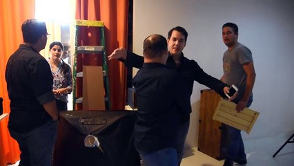 Behind " Lo Que Siento Por Tí "