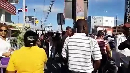 Pasajeros reaccionan ante el paro de transporte