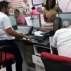 Mujer le propone matrimonio a su novio en el lugar de trabajo