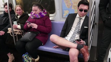 Neoyorquinos desafían el frío en “día sin pantalones”