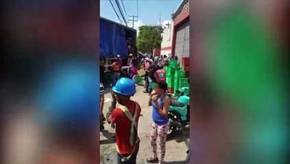Saqueo del camión de cerveza que se volcó