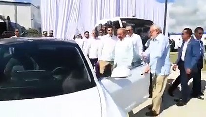 Danilo Medina maneja carro eléctrico