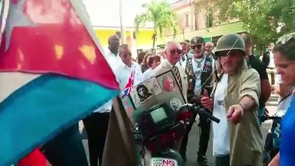 Príncipe Carlos conduce antiguo descapotable MG en Cuba