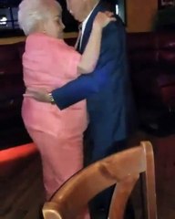Pareja de adultos mayores gozan bailando bachata