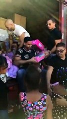 Romeo Santos entrega juguetes a niños