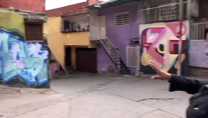 Escobas y grafitis artísticos para transformar la mayor favela de Venezuela