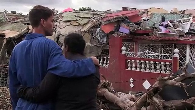 Cubanos impactados ante la destrucción causada por tornado Los cubanos afectados por el tornado que el domingo azotó La Habana estaban el lunes asombrados ante los daños causados por el fenómeno que dejó muertos, heridos y decenas de viviendas destruidas.