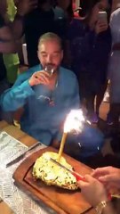 J Balvin Come Carne Con Oro Para Celebrar Su Bday