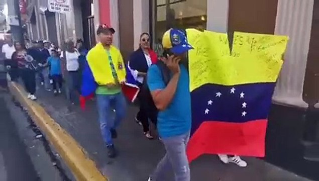 Venezolanos residentes en Santiago protestan contra gobierno de Maduro