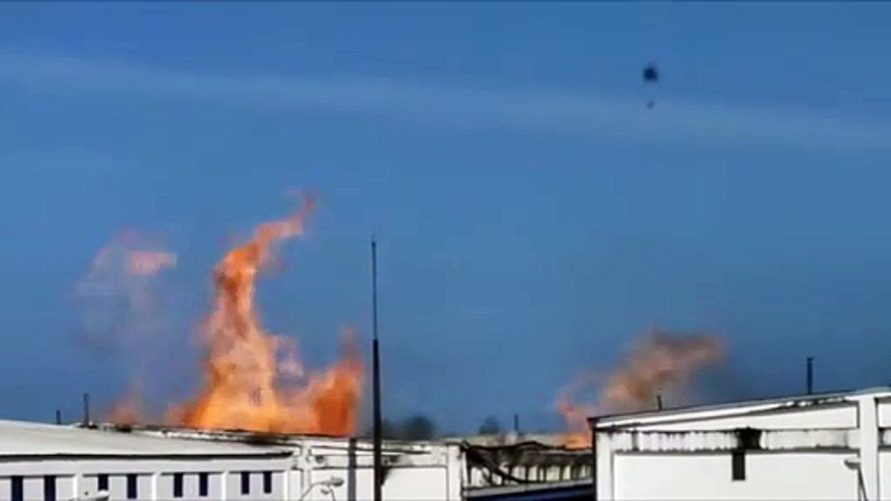 Utilizan helicópteros para sofocar incendio de...