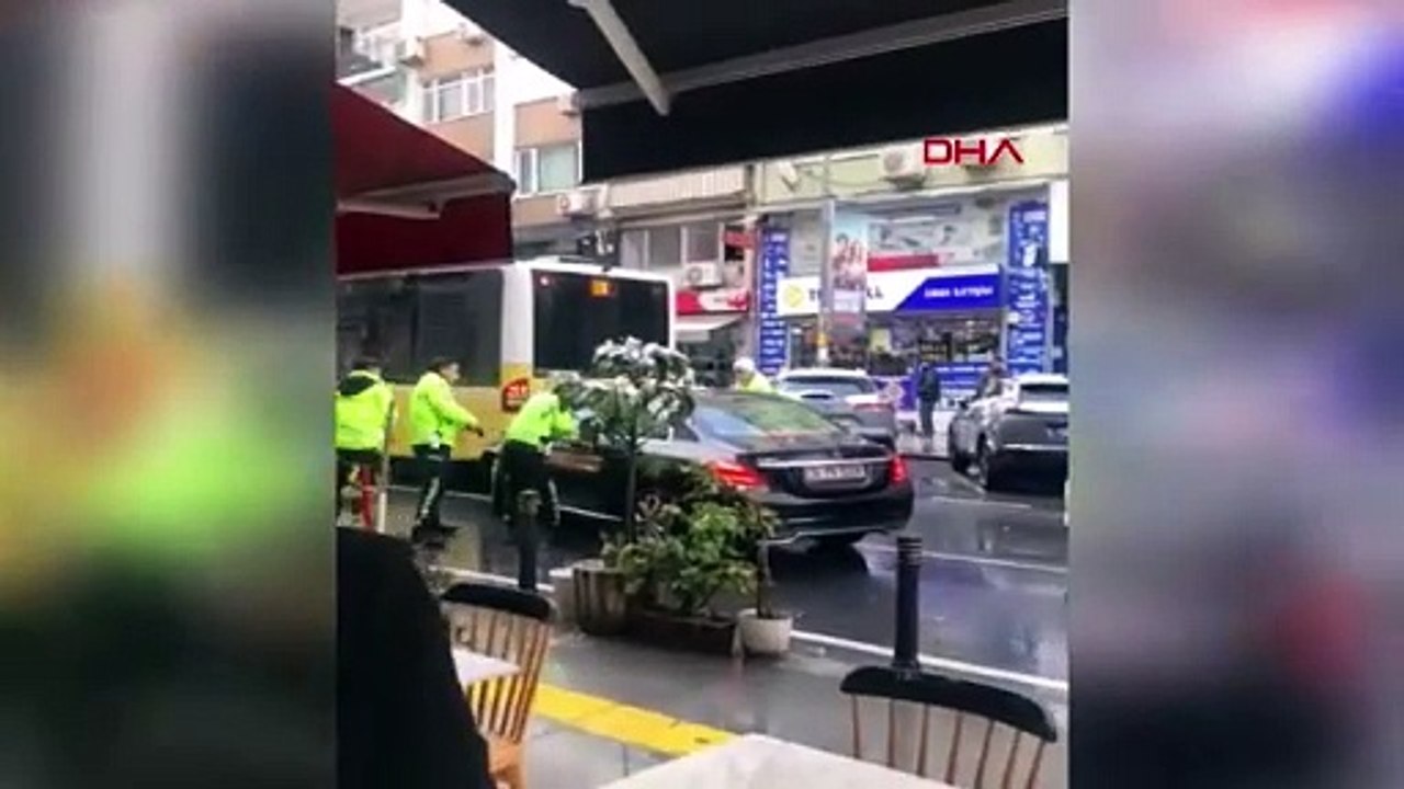 İstanbul- Ortaköy'de polis 'dur' ihtarına uymayan sürücüyü kovalamaca sonucu silah çekip durdurdu