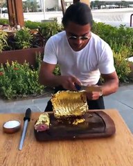 El Chef Salt Bae Corta Su Costilla De Cordero a base de Oro