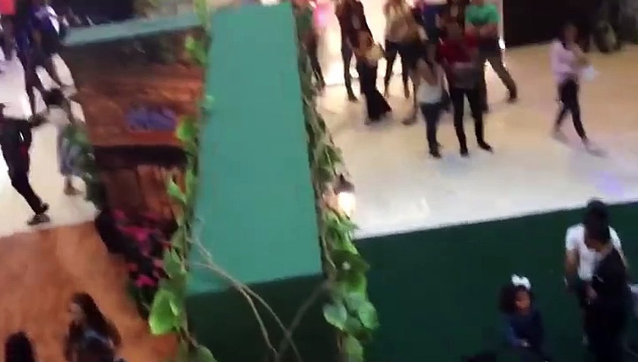 Jóvenes sorprenden cantando en Acrópolis