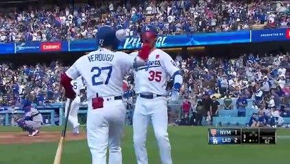 Cody Bellinger jonroneó y mostró su potente brazo