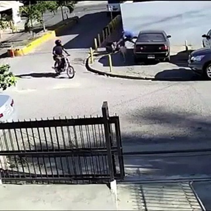 Arrastran mujer para asaltarla