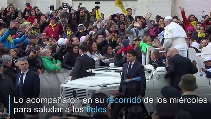 Papa pasea en su papamóvil a 8 niños migrantes