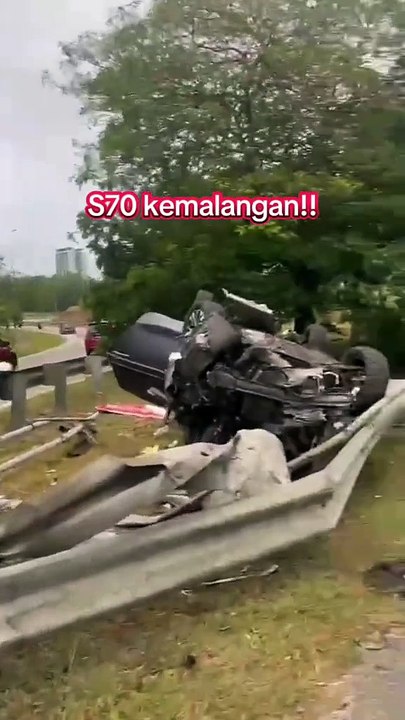 S70翻车 撞倒路牌 司机只轻伤 网惊叹：有Volvo风范