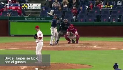 Bryce Harper se luce con el guante