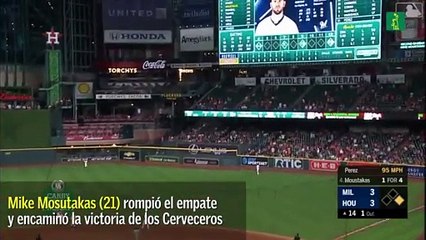 Mike Moustakas la sacó para los Cerveceros