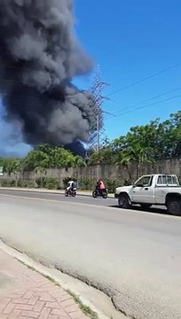Incendio afecta depósito Brugal en Puerto Plata