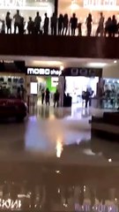 Plaza comercial se inunda y músicos tocan música icónica de película El Titanic