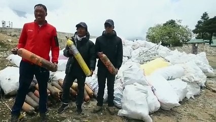 Recogen 4 cadáveres y 11 toneladas de basura en el Everest