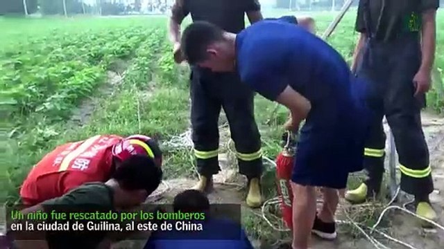 Bomberos logran rescatar en China a un menor que cayó a un pozo