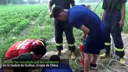 Bomberos logran rescatar en China a un menor que cayó a un pozo