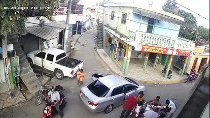 Golpes y disparos: la reacción de agentes del DICRIM porque hombres jugaban dominó "en el medio"