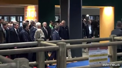 A Salone Agricoltura Macron saluta la mascotte, la mucca Oupette