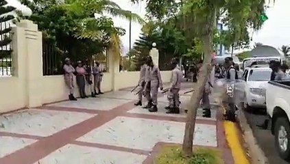 Agentes de la Policía Nacional entrando a los alrededores del Congreso Nacional