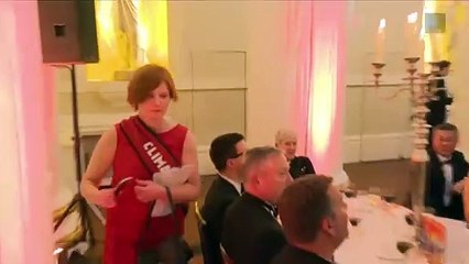 Suspenden a ministro británico por agredir a militante de Greenpeace